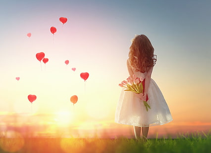 menina segurando flores tulipa rosa enquanto olha para balões no céu, balões de forma de coração, corações do amor, menina, tulipas, 5K, HD papel de parede HD wallpaper