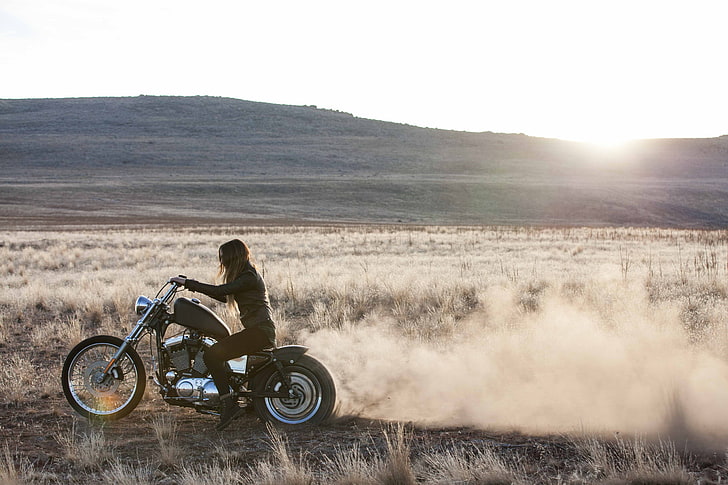 czarno-szara cafe racer, motocykl, krajobraz, pustynia, Tapety HD