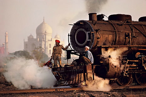 duduk, vintage, fotografi, mesin, kereta api, roda, berdiri, India, tua, kereta api, Taj Mahal, memalingkan muka, Steve McCurry, pipa, pohon, sinyal, orang tua, asap, lokomotif uap, Wallpaper HD HD wallpaper