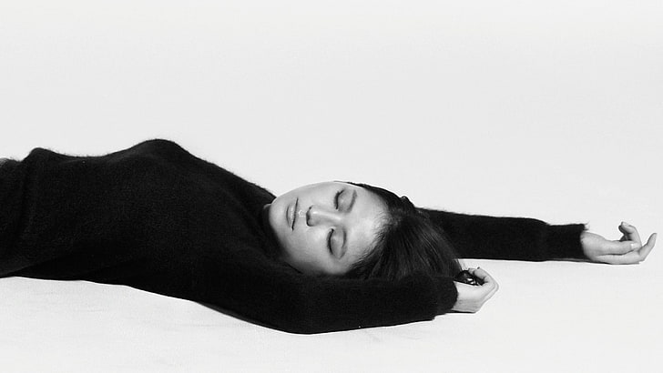 Masami Nagasawa, deitado, braços para cima, olhos fechados, Asiáticos, mulheres, roupas pretas, fundo simples, monocromático, HD papel de parede