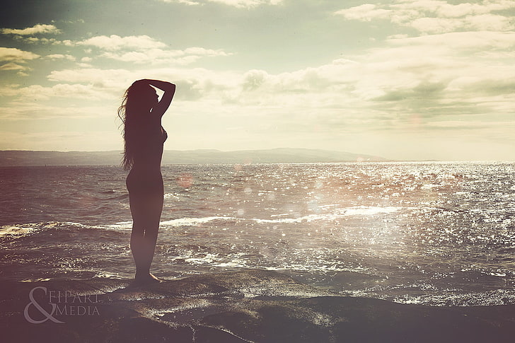 silhuett av kvinna som står nära stranden, havet, silhuetten, vatten, långt hår, fipart, modell, landskap, fotografi, HD tapet