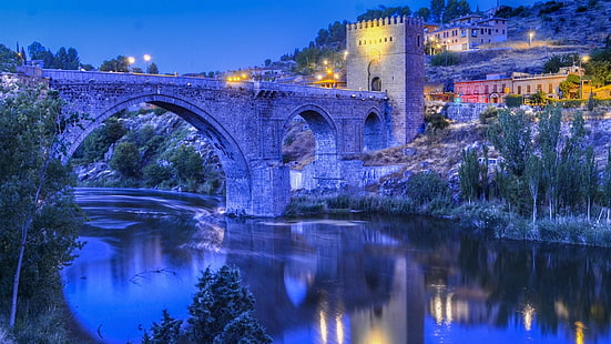 夜、ヨーロッパ、サンマルティン橋、スペイン、青い瞬間、トレド、銀行、アーチ橋、木、夕方、青い風景、反射、観光名所、空、川、橋、水、ランドマーク、自然、 HDデスクトップの壁紙 HD wallpaper