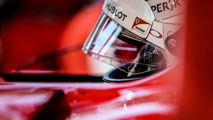 Casco de moto blanco y negro, Sebastian Vettel, Ferrari F1, Fondo de pantalla HD