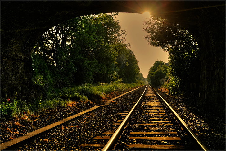 vías de tren de metal gris, camino, sol, rayos, árboles, rieles, arco, hierro, bandeja, traviesas, puente, grava, Fondo de pantalla HD