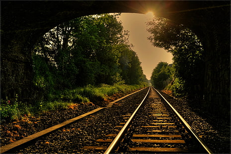 серые металлические железнодорожные пути, дорога, солнце, лучи, деревья, рельсы, арка, железо, поднос, шпалы, мост, гравий, HD обои HD wallpaper
