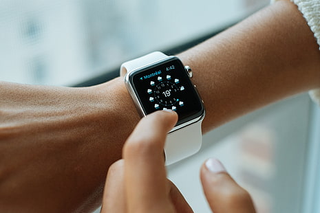 caja de aluminio plateado Apple Watch con correa deportiva blanca, reloj inteligente, pantalla táctil, mano, Fondo de pantalla HD HD wallpaper