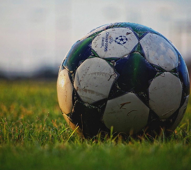 бяла и зелена футболна топка, футбол, топка, трева, HD тапет