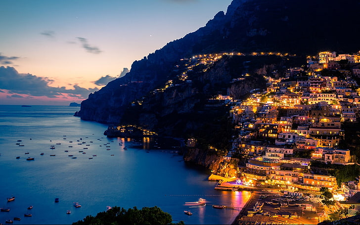 Tapeta HD Wybrzeże Amalfi w nocy miast, oświetlone miasto, Tapety HD