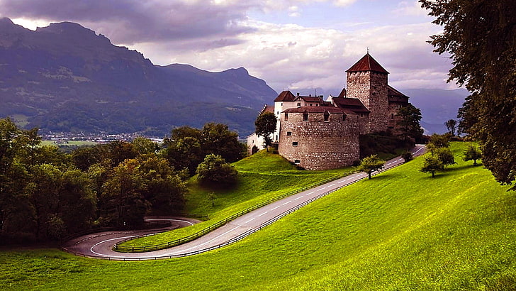Liechtenstein, natura, zielona trawa, niebo, punkt orientacyjny, trawa, vaduz, drzewo, zamek vaduz, wyżyny, zamek, góra, miejsce historyczne, krajobraz, Tapety HD