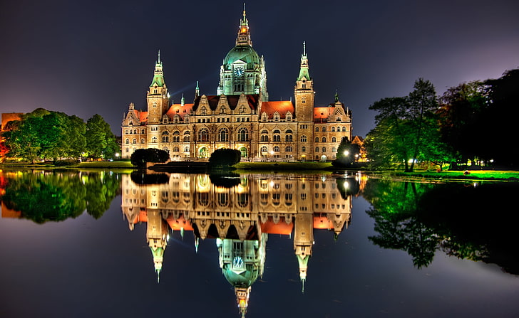 El nuevo ayuntamiento en Hannover, Alemania Fondo de pantalla HD, edificio de hormigón dorado y verde, Europa, Alemania, Ciudad, Noche, Salón, Reflexión, hanover, Fondo de pantalla HD