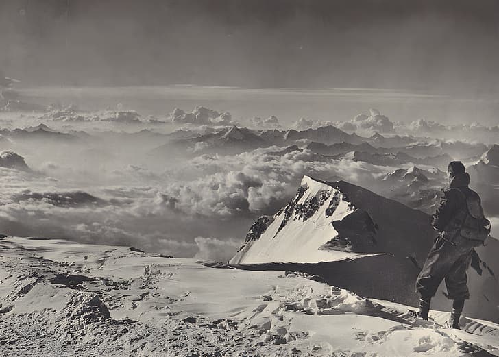 cima de la montaña, monocromo, caminante, nieve, naturaleza, nubes, Fondo de pantalla HD