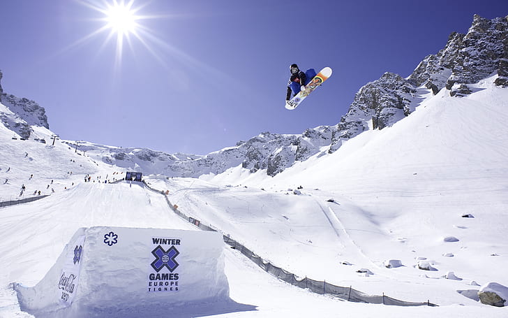 Sezon na snowboard, snowboard biało-pomarańczowy; biało-niebieska rampa śnieżna, zima, kontury, śnieg, sport, sporty ekstremalne, Tapety HD