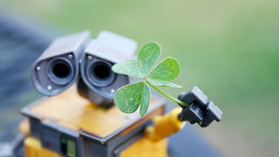 녹색 클로버 잎과 노랑 Wall-E 로봇 장난감, WALL · E, 토끼풀, 로봇, 잎, HD 배경 화면 HD wallpaper