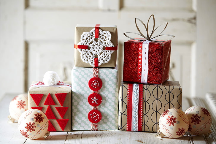 пет подаръчни кутии от различни цветове, зима, сняг, декорация, празник, кутия, подарък, топки, Честита Нова година, Весела Коледа, орнаменти, Коледа, HD тапет