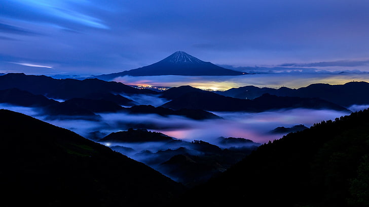 бяла мъгла, природа, пейзаж, планини, планина Фуджи, Япония, вечер, хълмове, дървета, мъгла, дълго изложение, град, светлини, гора, снежен връх, облаци, HD тапет