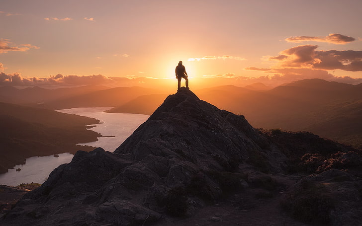 صورة ظلية لشخص على تشكيل الصخور ، الجبل ، صورة ظلية ، الرجل ، الذروة ، الفتح ، النصر ، الحرية، خلفية HD