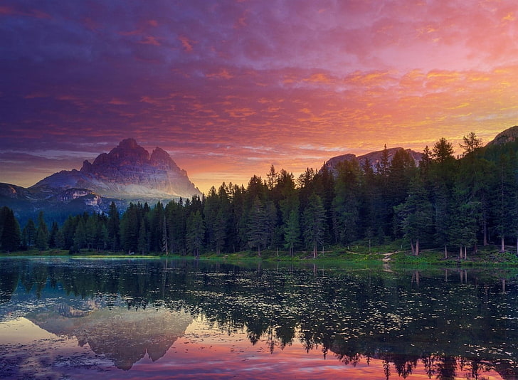 pinos y cuerpo de agua, naturaleza, paisaje, puesta de sol, montañas, lago, bosque, nubes, reflexión, Italia, Fondo de pantalla HD