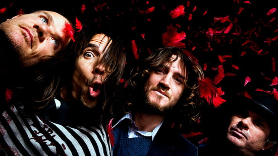 Red Hot Chili Peppers HD, мужская черно-серая полосатая рубашка;мужской черный костюм, белая рубашка с воротником и синий жилет, музыка, красный, горячий, перец чили, перец, HD обои HD wallpaper