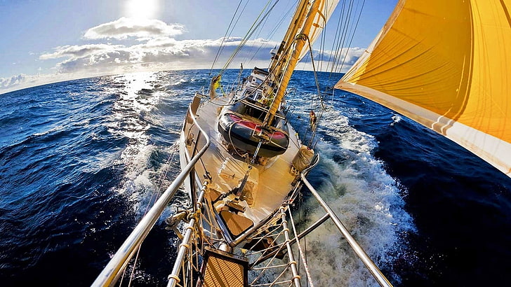 velero blanco y marrón, veleros, mar, nubes, paisaje, azul, agua, amarillo, viento, lente ojo de pez, tecnología, naturaleza, Fondo de pantalla HD