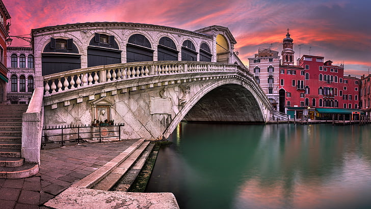 Cityscape, jembatan penyeberangan, jembatan batu, awan merah muda, ponte di rialto, italia, kanal, Venesia, bangunan, jembatan lengkung, jembatan rialto, kanal besar, objek wisata, malam, kota, air, langit, jalan air, jembatan, tengara, Wallpaper HD