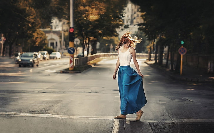 소녀 도시 아침 기분 아름다움 사진 벽지, 도로에 그녀의 치마를 잡고 서있는 여자, HD 배경 화면