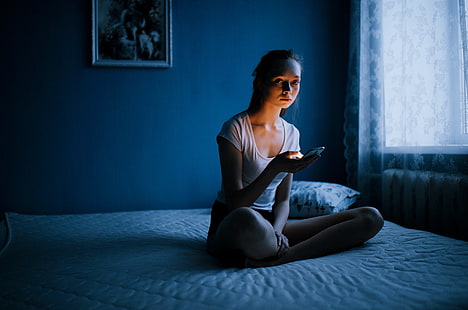 Marat Safin, wanita, 500px, duduk, teknologi, jendela, model, di tempat tidur, Wallpaper HD HD wallpaper