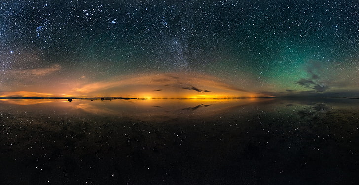 Panoramafoto der sternenklaren Nacht, des Himmels, der Reflexion, der Sterne, des Salzsees, HD-Hintergrundbild