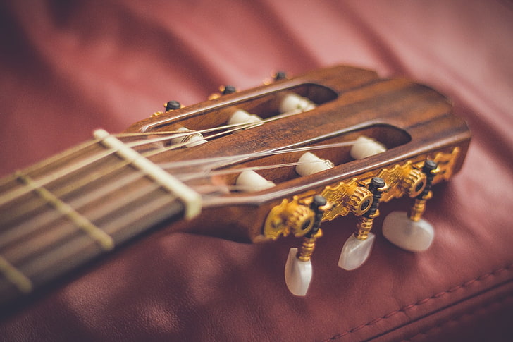 茶色のクラシックギターのヘッドストック、ギター、指板、弦、 HDデスクトップの壁紙