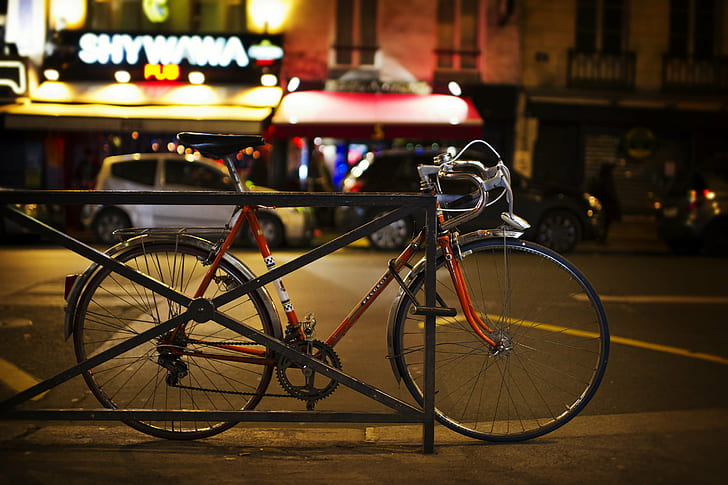 赤い道自転車浅いフォーカス写真、パリ、パリ、赤い道、道自転車、浅いフォーカス、写真、ダスティン、ニコンd3s、パリフランス、ヨーロッパ、休暇、旅行、自転車、ベロ、プジョー、オレンジ、夜の光、ボケ、35 mm、夜、通り、自転車、都市のシーン、都市生活、都市、交通、デフォーカス、 HDデスクトップの壁紙