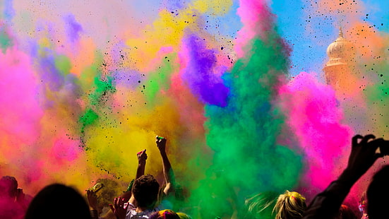 Menschen werfen rosa, grün und blau Holi-Pulver, Holi Festival Of Colors, indischer Feiertag, Frühling, Leben, Neumond, Holika, farbiges Pulver, Ereignis, HD-Hintergrundbild HD wallpaper