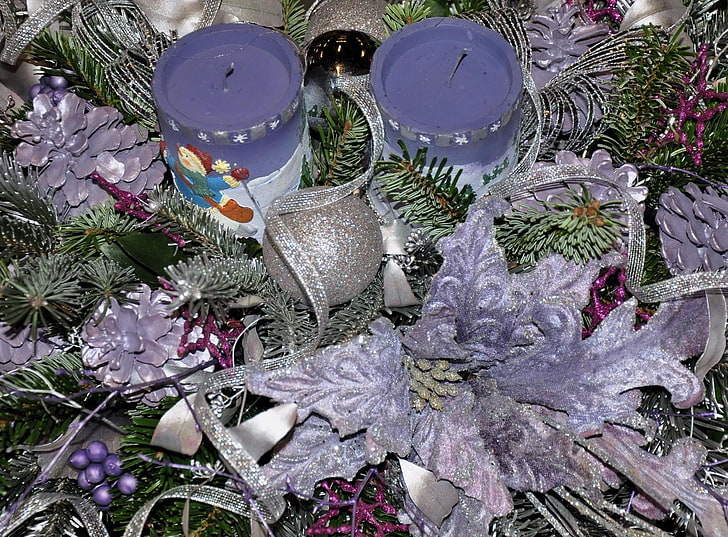 fioletowo-zielony wieniec, zabawki świąteczne, kulki, szyszki, świece, igły, biżuteria, wakacje, boże narodzenie, Tapety HD