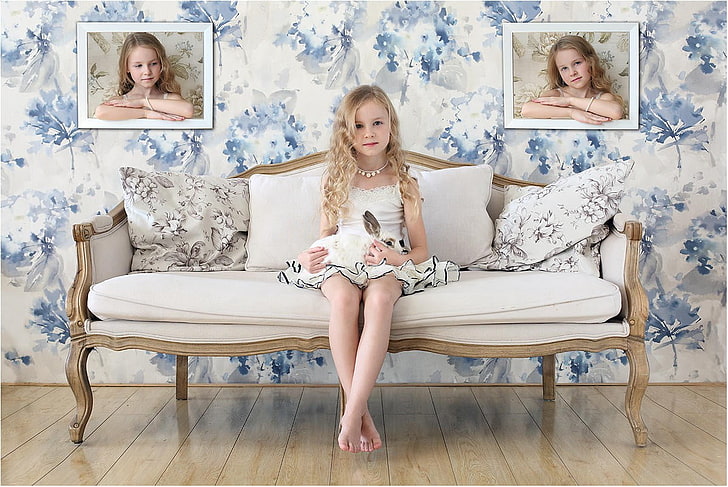 weiße und braune Bank, Kinder, kleines Mädchen, Couch, HD-Hintergrundbild