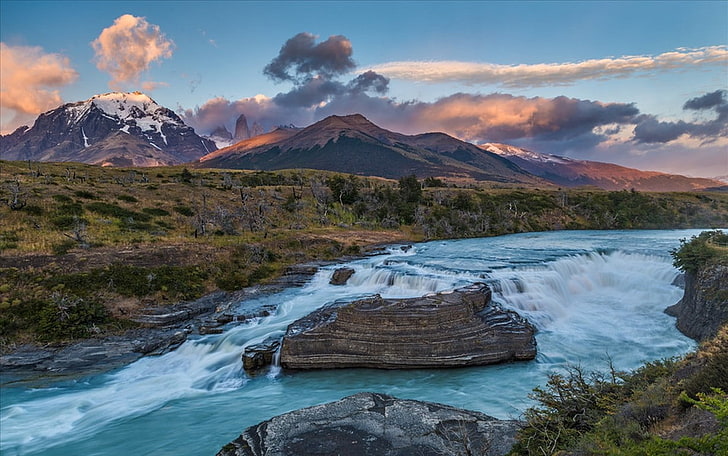 vit och brun båt nära vattendrag, flod, vattenfall, Torres del Paine, Chile, berg, buskar, snötopp, moln, solnedgång, natur, landskap, HD tapet
