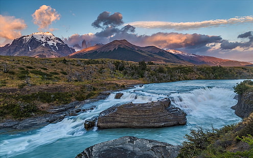biało-brązowa łódź przy zbiorniku wodnym malowanie, rzeka, wodospad, Torres del Paine, Chile, góry, krzewy, zaśnieżony szczyt, chmury, zachód słońca, przyroda, krajobraz, Tapety HD HD wallpaper