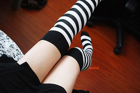 жени, чорапи, високи до коляното, крака, раирани чорапи, HD тапет HD wallpaper