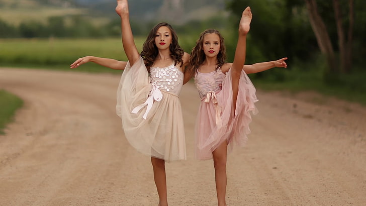 zwei Mädchen beige und rosa Ballerina Kleid, Ballett, Kinder, Spagat, im Freien, Ballerina, flexibel, HD-Hintergrundbild