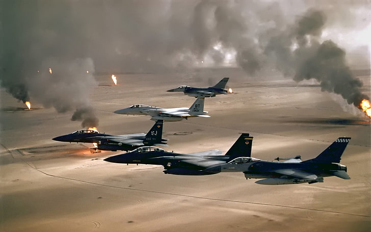 خمس طائرات مقاتلة رمادية اللون ، من طراز جنرال ديناميكس F-16 Fighting Falcon ، F15 Eagle، خلفية HD