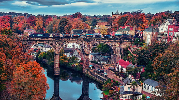 ponte de arco marrom, corpo de água sob ponte marrom, cidade, ponte, trem, rio, reflexão, outono, árvores, arquitetura, Inglaterra, Knaresborough, folhas vermelhas, HD papel de parede