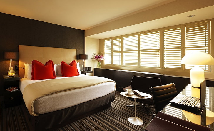 Projekt sypialni, dwie czerwone poduszki do rzucania, Architektura, ładna, sypialnia, nowoczesna, designerska, luksusowa, Tapety HD