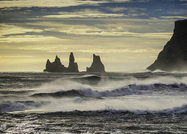 昼間の海の岩の小島、アイスランド、アイスランド、Reynisdrangar、VíkíMýrdal、アイスランド、岩、小島、昼間、風景、海の景色、大西洋、海、海水、水の波、劇的な日没、玄武岩、針、スタック、海、自然、ビーチ、岩-オブジェクト、海岸線、風景、波、 HDデスクトップの壁紙
