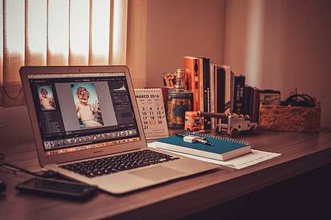 Adobe Photoshop, ябълка, книги, компютър, дизайн, бюро, копие, домашен офис, лаптоп, macbook, макет, тетрадка, бележник, офис, редактиране на снимки, екран, маса, технология, роялти изображения, HD тапет HD wallpaper