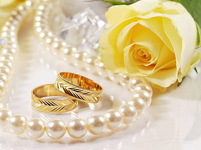 Bröllop, ring, blommor, pärla, fotografi, skärpedjup, gul ros; vitt pärlstav halsband och guldringar, bröllop, ring, blommor, pärla, fotografi, skärpedjup, HD tapet HD wallpaper