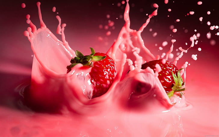 Jordgubbe som faller i milkshake, två jordgubbar, jordgubbe, mat, rosa, mjölk, frukt, HD tapet