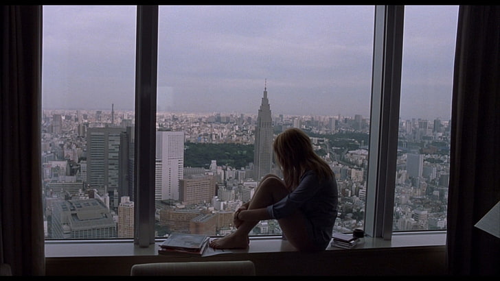 robe grise pour femme, femme assise sur une fenêtre pendant la journée, Lost in Translation, cinéma, Scarlett Johansson, paysage urbain, femmes, modèle, Tokyo, fenêtre, regardant au loin, Fond d'écran HD