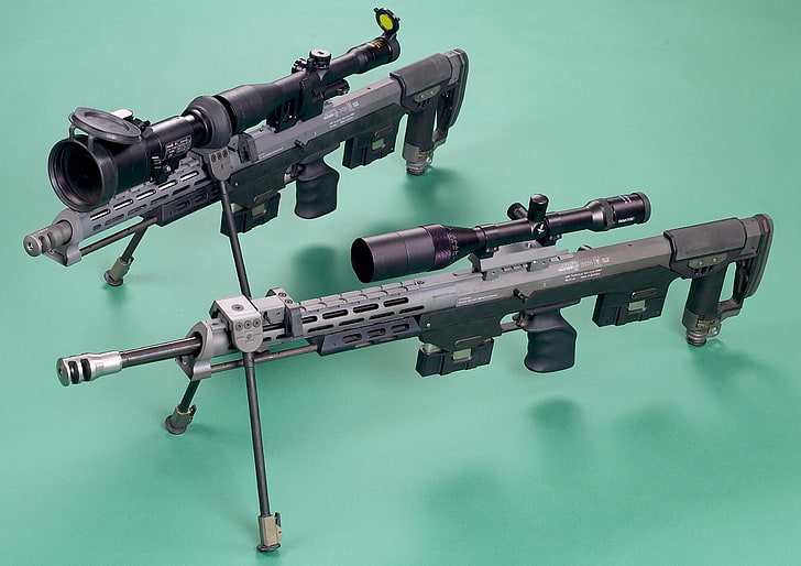 بندقيتان هجوميتان باللونين الأسود والرمادي مع مناظير تكتيكية DSR-1 وبندقية قنص وسلاح، خلفية HD