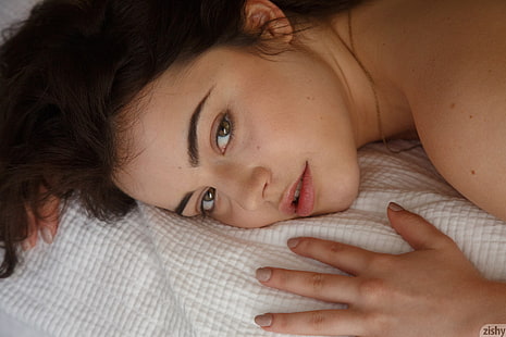 Kylie Quinn, wanita, di tempat tidur, berambut cokelat, Rambut Panjang Brunette, di kamar tidur, zishy, Wallpaper HD HD wallpaper