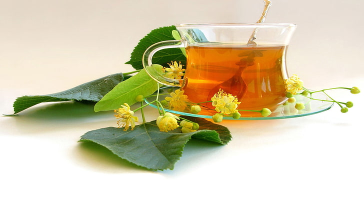 прозрачная стеклянная кружка с блюдцем, чай, липа, цветы, листья, чашка, HD обои