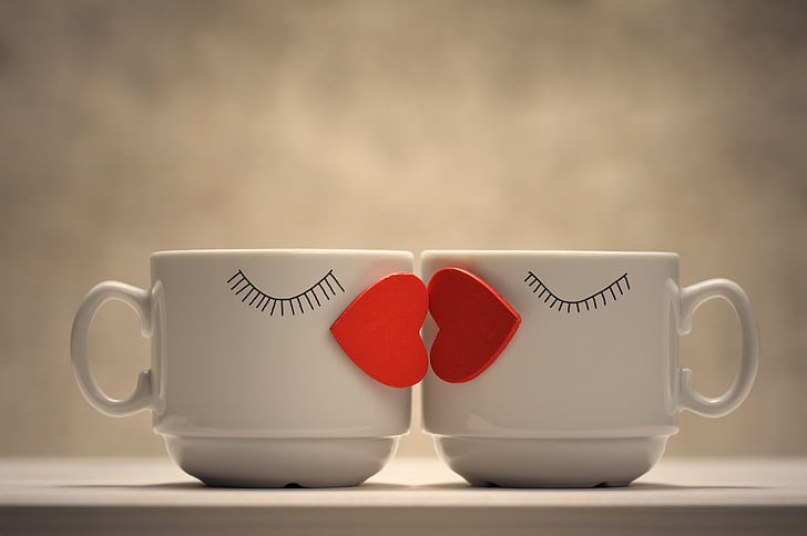 vita och röda keramiska parmuggar, kyss, läppar, kärlekshjärtor, kaffemuggar, 4K, HD tapet