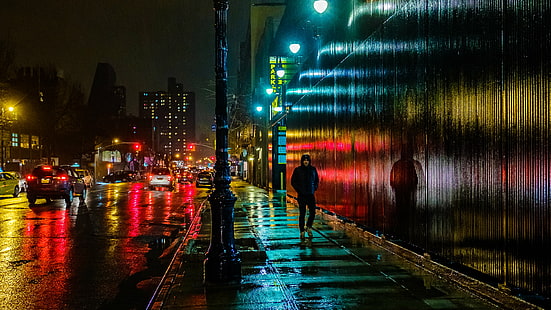 photo d'un homme marchant dans la ruelle la nuit, côté est, côté est, nuit, scène urbaine, rue, ville, paysage urbain, vie de la ville, trafic, centre-ville Quartier, illuminé, architecture, feu de rue, Fond d'écran HD HD wallpaper