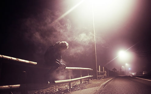 フェンス、悲しい、男性、喫煙、道路、夜に座っている男、 HDデスクトップの壁紙 HD wallpaper
